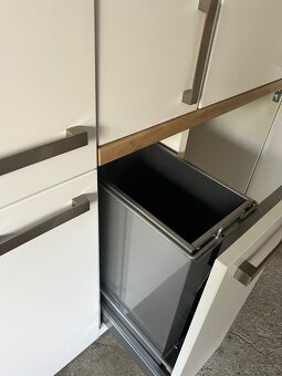Sněhobílá kuchyn se spotřebiči - 10