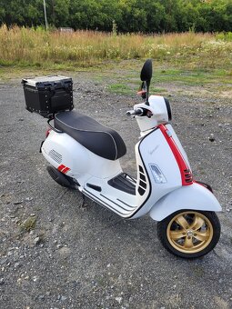 Vespa GTS 300 “Racing Sixties” - 10