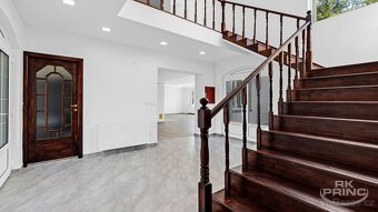 Rodinný dům 6+kk, na pozemku 1.044 m2, obec Měchenice, Praha - 10
