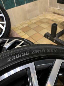Alu kola Škoda R19 5X112 LETNÍ PNEU 225/35 R19 HELIX - 10