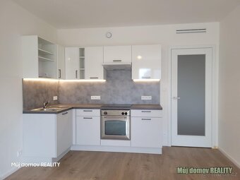 Pronájem bytu 2+kk s balkonem, sklepem a garážovým stáním P - 10