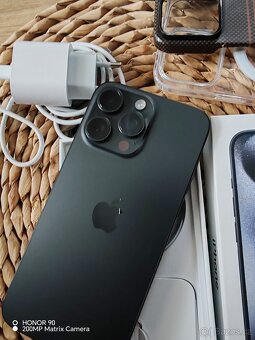 iPhone 15 Pro Max 256GB Black Titanium ZAMLUVENO - 10
