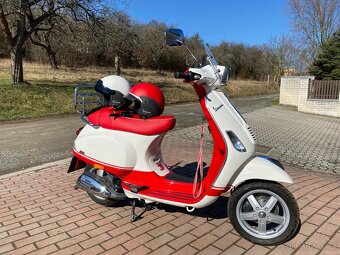 Skútr Vespa s 50 Piaggio - 10
