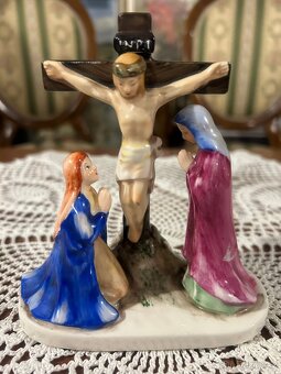 starožitná porcelánová soška – Kalvárie / Ukřižování Krista - 10