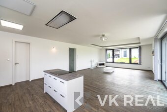 Pronájem RD 4+kk+pracovna a 2xšatna, cca 200m2, pozemek cca - 10