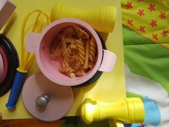 HRAČKA DŘEVĚNÁ KUCHYŇKA A DŘEV. NÁDOBÍ, ŽEHLIČKA, SOLNIČKY - 10