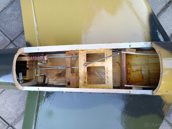 Starší rc letadlo vojenská stíhačka na spalovací motor - 10