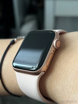 Apple Watch SE + 4 řemínky, původní balení, TOP STAV - 10