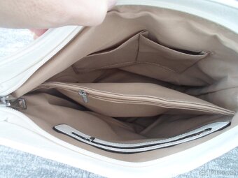 Bílá kabelka přes rameno i crossbody - 10