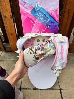 Nový snowboard s vázáním a botami - 10