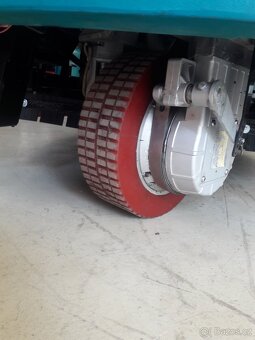 Podlahový mycí stroj Tennant 7100 Disk 80 sedící obsluha - 10