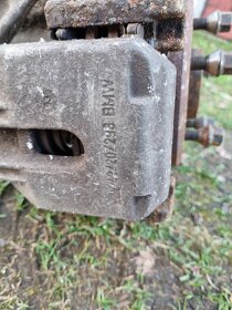 BMW E39 zadní náprava, těhlice, brzdič, poloosa - 10