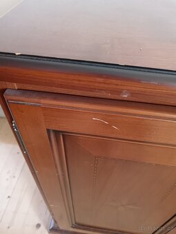 Komoda, postel, stůl - 10