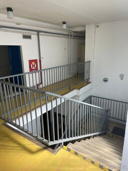 Pronájem haly cca 810m2 včetně kanceláří u metra Hůrka Praha - 10