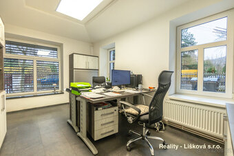 Prodej areálu s všestranným využitím nedaleko dálnice Praha - 10