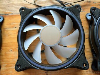 RGB set Lian Li Strimer Plus V2 + Hub + 4x ARGB ventilátory - 10