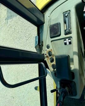 KLOUBOVÝ NAKLADAČ KOMATSU WA 75 - 10