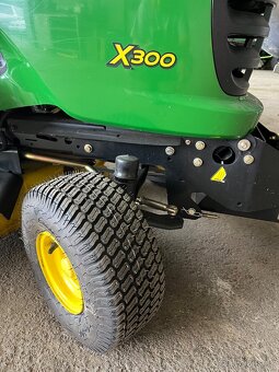 Zahradní traktor John Deere + příslušenství - 10