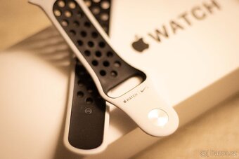 Apple Watch SE 40 mm – Silver + Nike Sport řemínek - 10