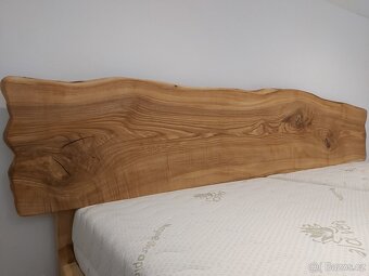 Postel z masivu s přírodní hranou - 10