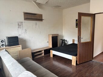 🏡 Prodej dvou rodinných domů s dvorkem a garážemi – Skočice - 10