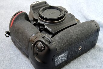 Nikon D850 + MB-D18 - 10
