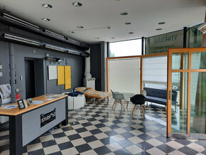 Prosklená prodejna se skladem v Kolíně - 10