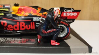 Max Verstappen 1:18 s figurkou - prvy titul Abu Dhabi 2021 - 10