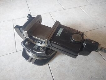 Strojní svěrák výklopný - otočný - 10