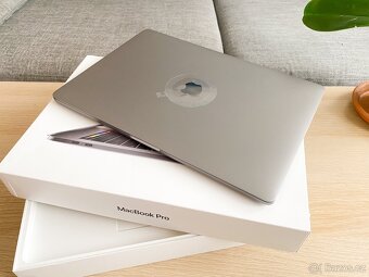 Apple MacBook Pro 15" (2018) - i7 2,20GHz, 16GB, 256GB, BOX - 10