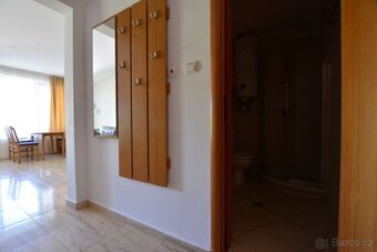 Zařízený apartmán 3+kk s verandou a výhledem na bazén - 10