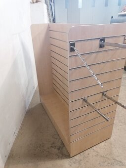 Prodejní 4 straný regál na kolečkách - 10