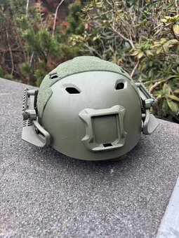 Taktická airsoftová helma OD Green s odnímatelnou síťkou - 10