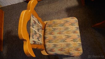 Rohová lavice, jídelní stůl a dvě židle - 10