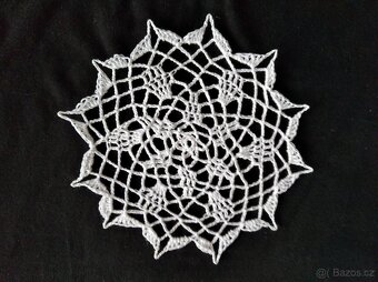 Malé ručně háčkované naškrobené bavlněné dečky - 10