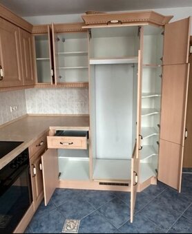 Moderní kuchyňská linka se spotřebiči - 10
