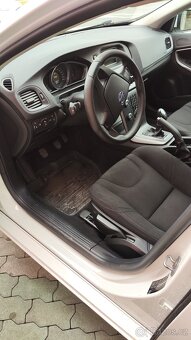 Volvo V40 D2, 84 kW, r. 2015, najeto 95 700 km - 10