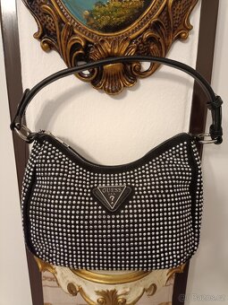 Nová vykaminkovana kabelka Guess s popruhem. - 10