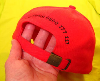 Červená kšiltovka - 10