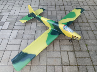 Starší rozdělané letadlo cca stíhačka bez motoru nové balza - 10