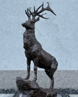 Majestátní bronzová socha jelena na skále exkluzivní dekor - 10