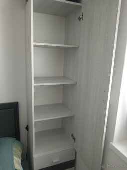 Prodej manželské postele, psacího stolu, komody a skříně - 10
