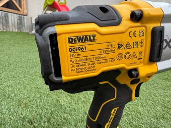 Dewalt DCF961 rázový utahovák 18V momentem až 2373 Nm TOP - 10