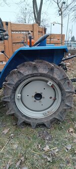 Malotraktor s čelním nakladačem - 10
