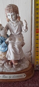 PORCELÁNOVÁ FIGURKA "STORY TIME BY LEONARDO" - DĚTI PŘI ČT - 10