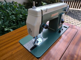 Elektrický šicí stroj Lucznik 415 TUR 2 se stolkem - 10