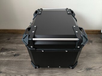 Zadní motokufr TopCase 55L hliníkový černý - 10