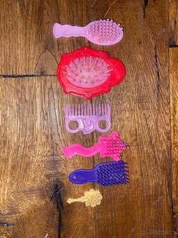 Prodám příslušenství a nábytek pro barbie - 10