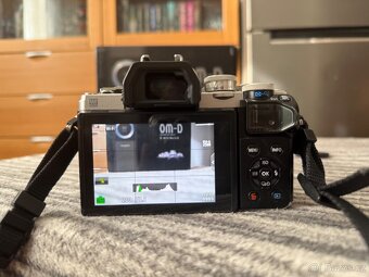 Olympus E-M10 Mark III - 10