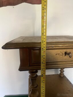 Starožitný drevenný stolík - 10